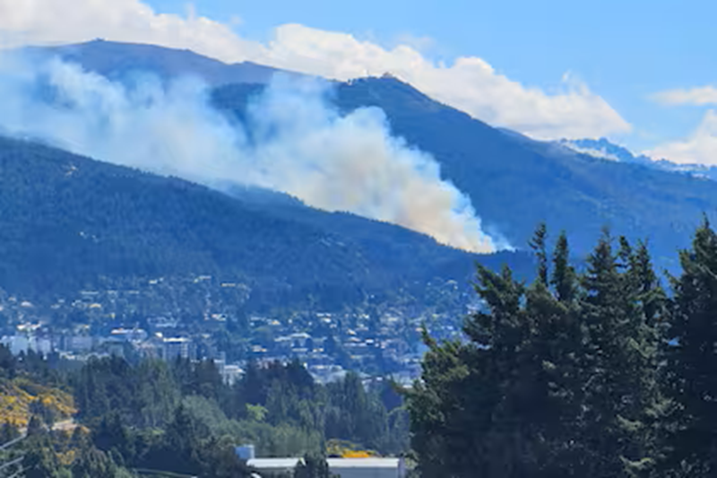 Alerta en Bariloche: Intenso operativo por un incendio en el Cerro Otto