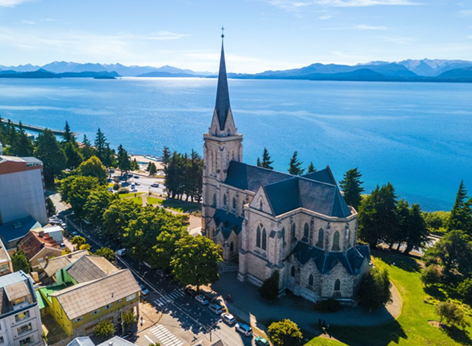 La ciudad de San Carlos de Bariloche, motor económico de la provincia de Río Negro y uno de los polos turísticos más importantes de Argentina.