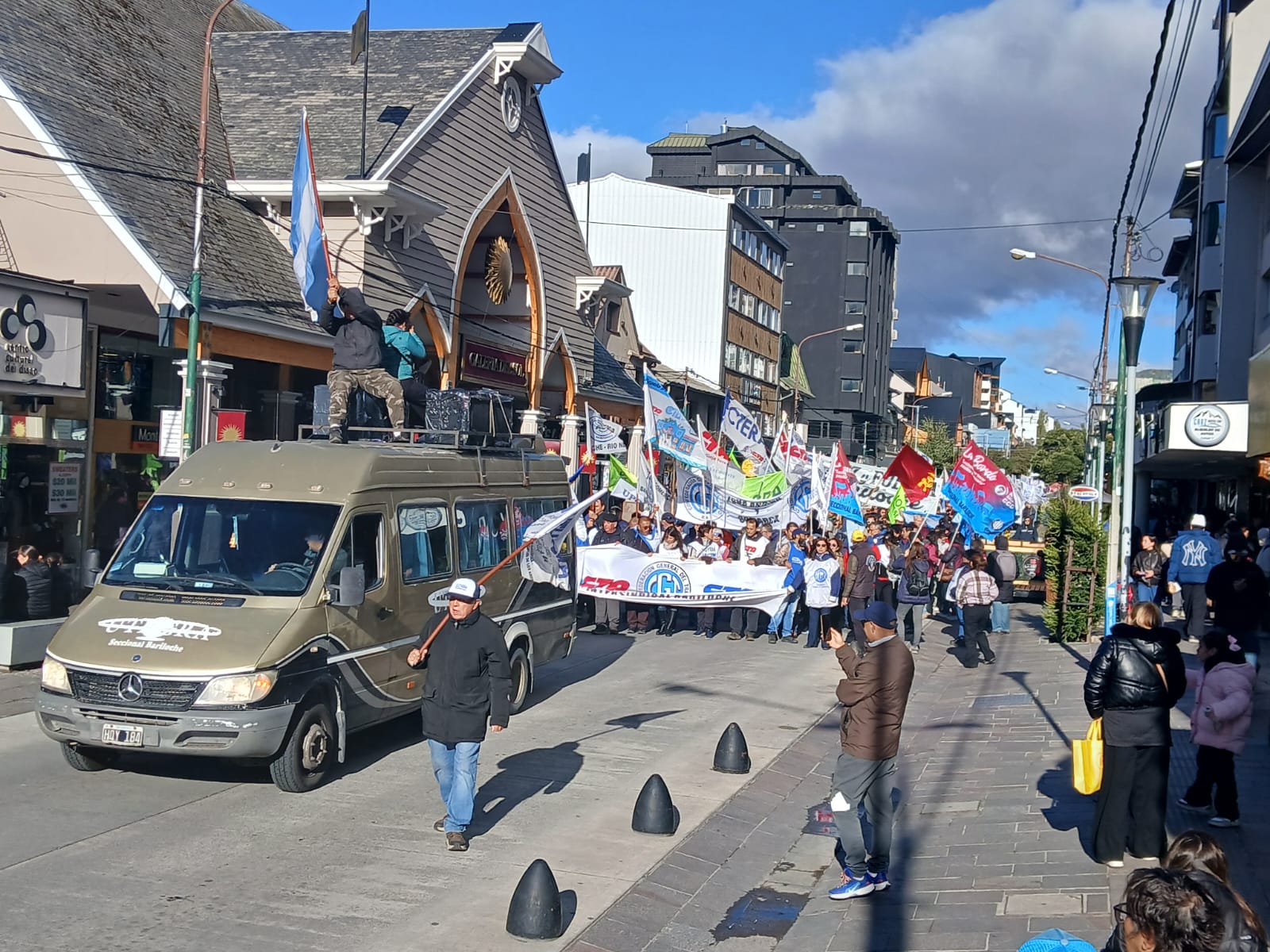 Movilización en Bariloche contra la Reforma Laboral del Gobierno Nacional.