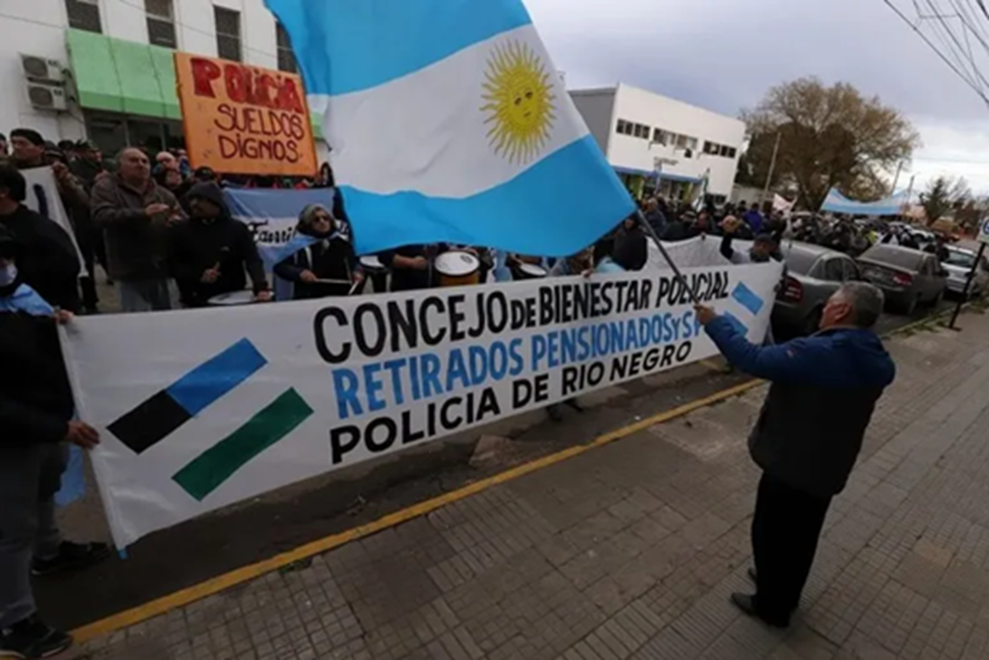 Policías rionegrinos acampan en Viedma por mejoras salariales y laborales