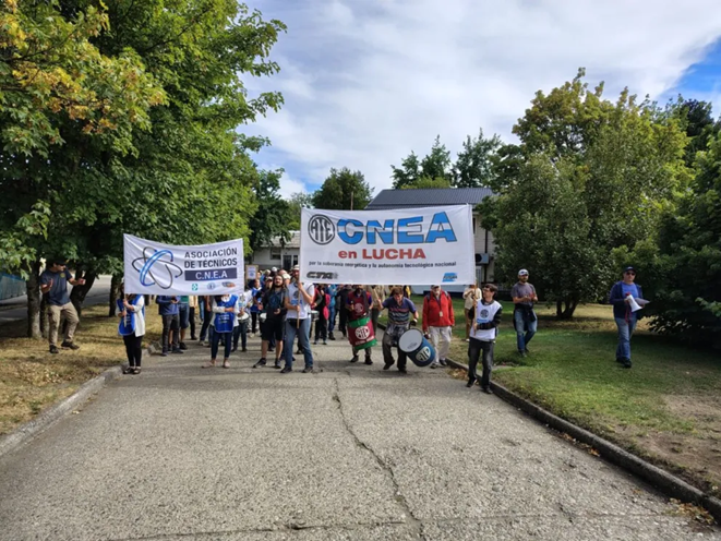 Trabajadores del Centro Atómico Bariloche se movilizan por salarios dignos y estabilidad laboral