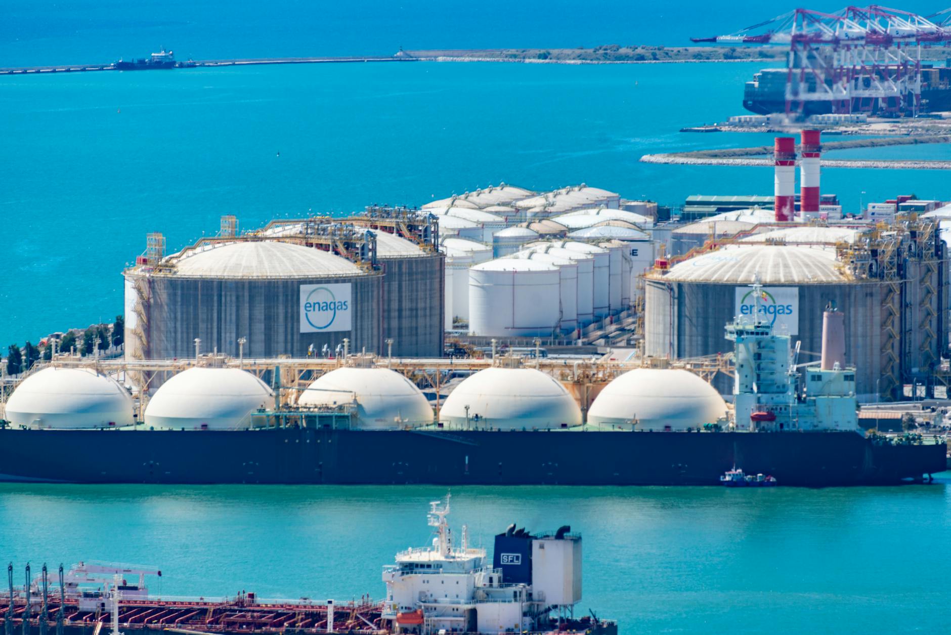 Terminal GNL con tanques de almacenamiento — gasoducto San Matías Río Negro