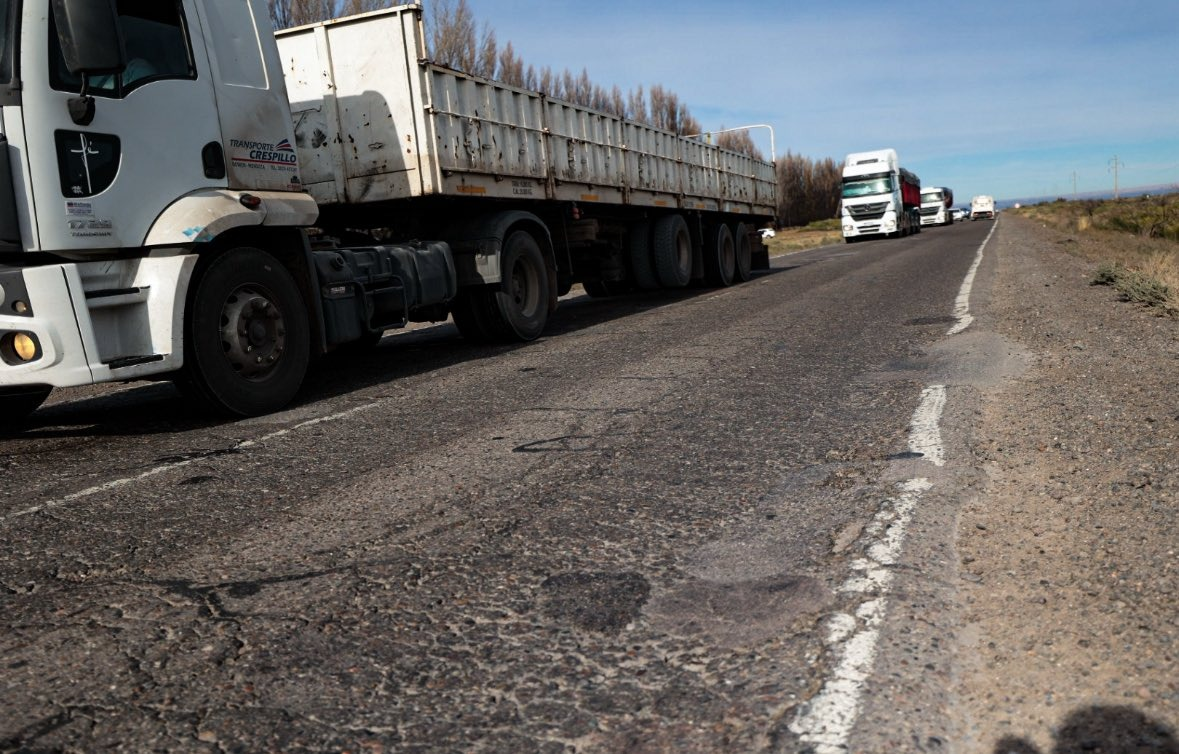 Río Negro debate en paralelo el traspaso de rutas nacionales y una nueva distribución de regalías entre municipios productores. Dos negociaciones que definen el mapa fiscal de la provincia para la próxima década.