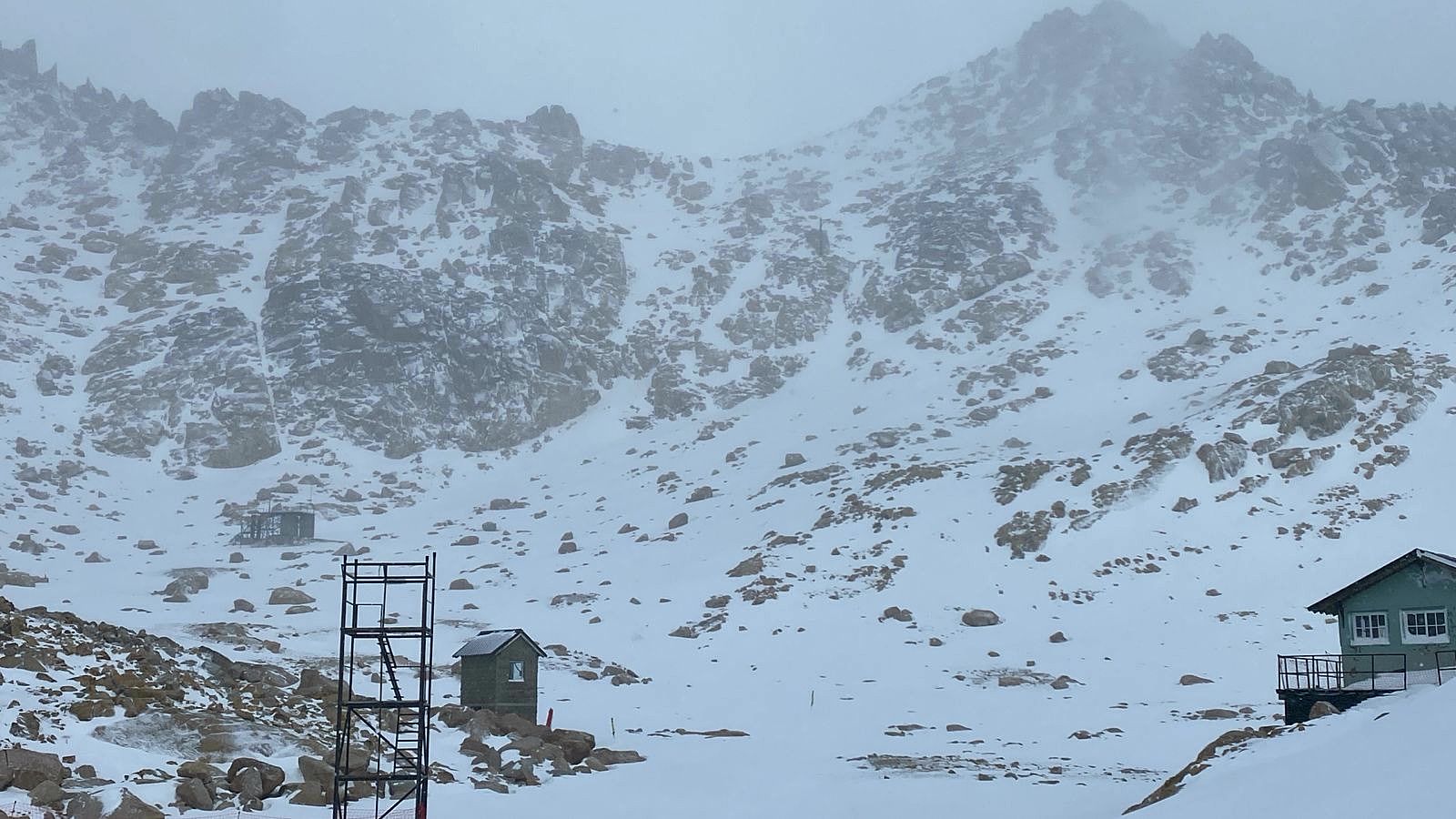 Cerro Catedral acumuló nieve nueva en las últimas horas, con mayores espesores por encima de los 1500 metros, según el último parte.