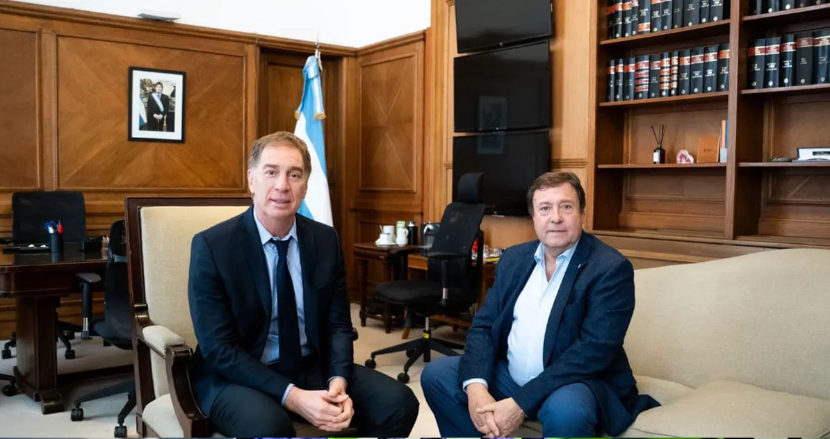 l gobernador de Río Negro se reunió esta semana en Casa Rosada con el ministro del Interior Diego Santilli. En la agenda: la transferencia de las rutas nacionales 22 y 151 a la provincia y los avances del Tren del Valle. Dos temas que impactan directo en Bariloche y toda la provincia.