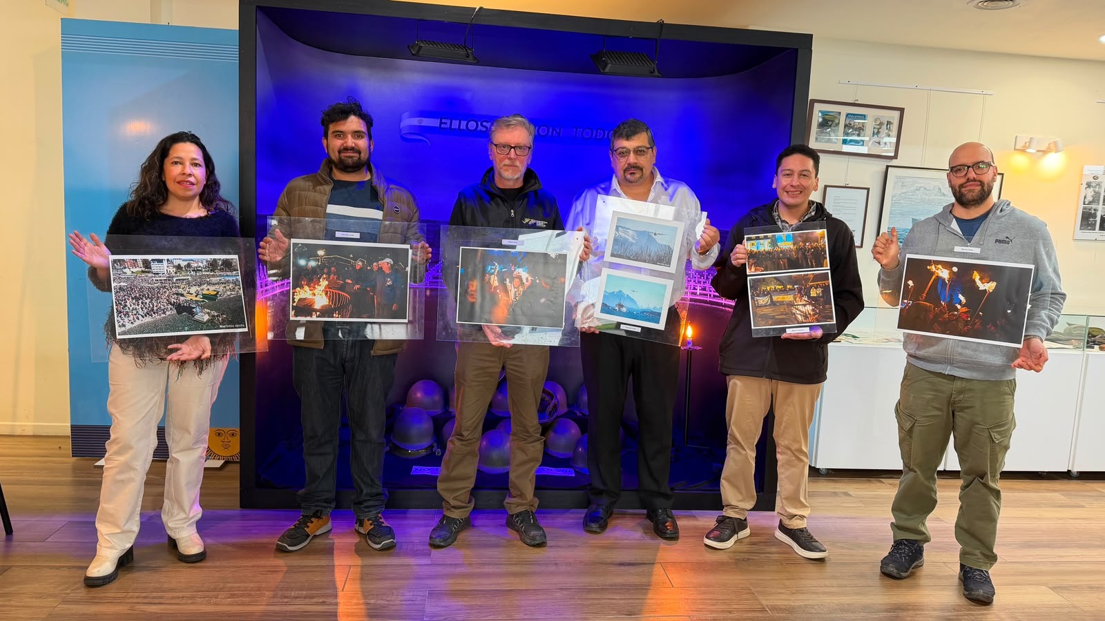 El presidente del Concejo Deliberante, Gerardo Del Río, entregó al Museo Memorial Malvinas de Bariloche una serie de fotografías que cuatro reporteros gráficos locales tomaron durante las vigilias realizadas cada 1° de abril en el Centro Cívico. Las imágenes, que integraron una exposición durante todo abril, quedarán exhibidas junto al lago Nahuel Huapi.