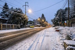 Temporal de nieve en Bariloche: restricciones en rutas y operativo de emergencia por el frente frío