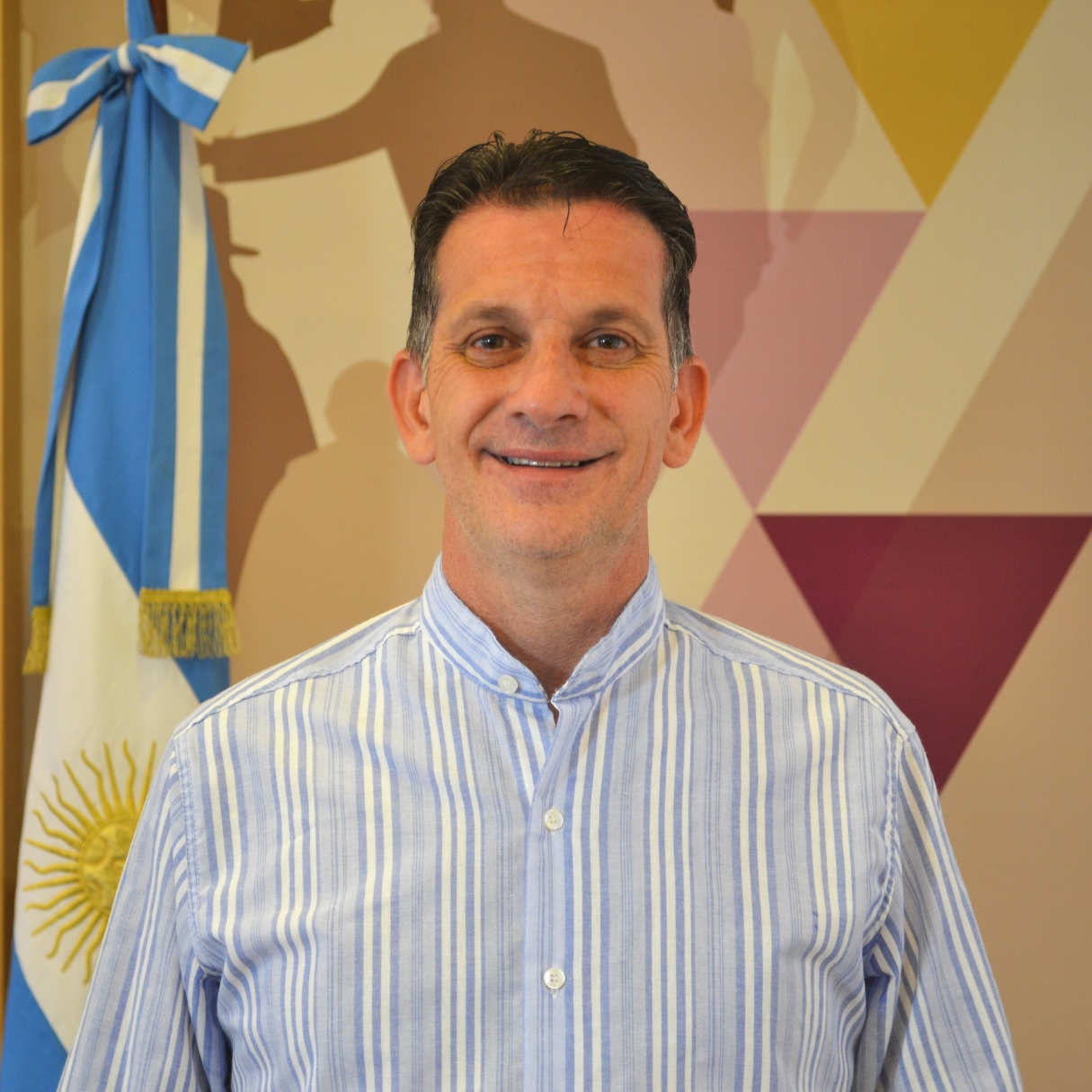 Un concejal de Bariloche impulsa la prohibición de los descuentos por créditos en el sueldo municipal. Leandro Costa Brutten, del bloque Incluyendo Bariloche, presentó el proyecto para frenar el sobreendeudamiento de los trabajadores.