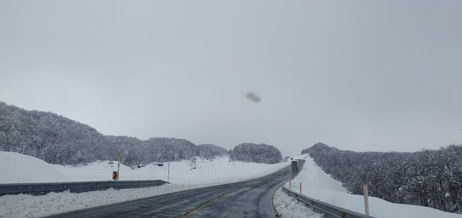 Ruta de montaña nevada en la zona cordillerana