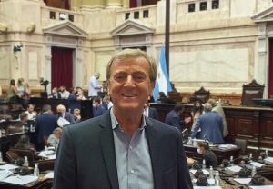 Tortoriello en Río Negro dice una cosa, en Buenos Aires hace otra: el faltazo que lo dejó al descubierto