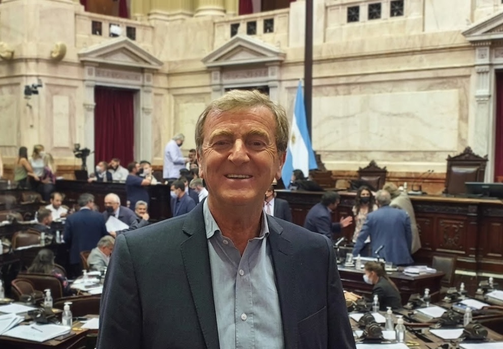 Tortoriello en Río Negro dice una cosa, en Buenos Aires hace otra: el faltazo que lo dejó al descubierto