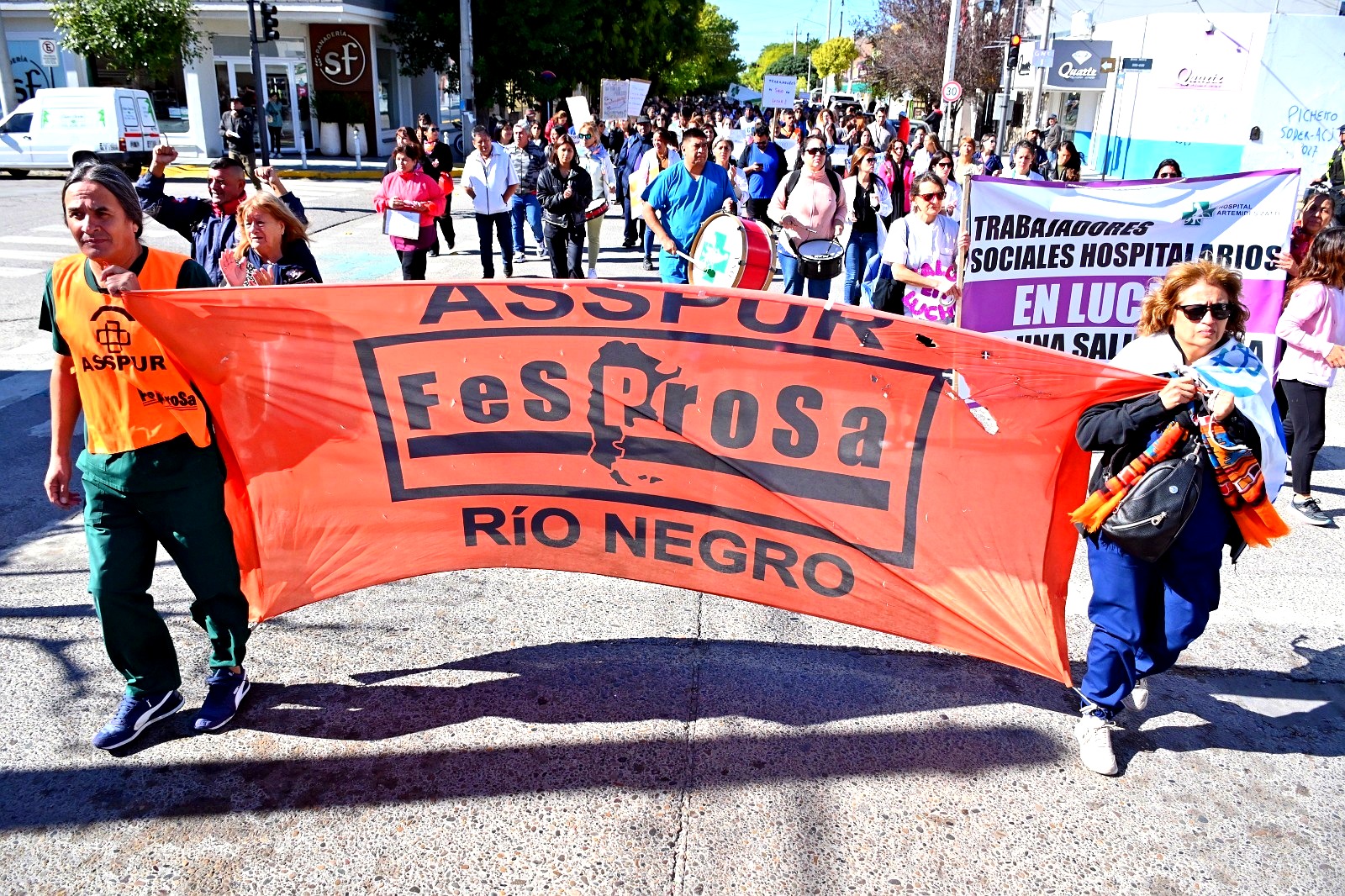 Marcha de trabajadores de salud durante la crisis sanitaria en Río Negro