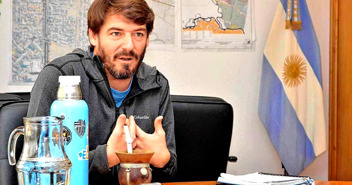 El intendente Rodrigo Buteler, de Cipolletti, en su despacho