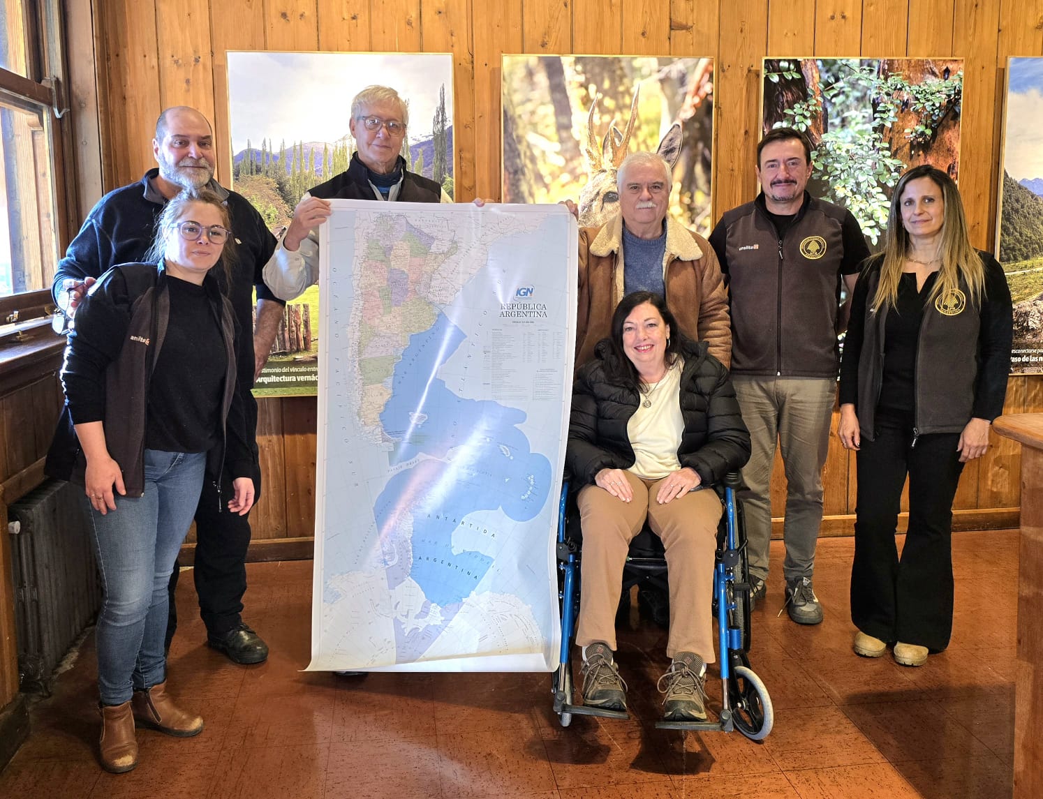 El Parque Nacional Nahuel Huapi incorporó un Mapa Bicontinental oficial en formato mural entregado por la Fundación Aprendiendo bajo la Cruz del Sur.