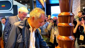 Walter Cortés: vidriera turística en la FIT mientras el veto al pase a planta espera en el Concejo de San Carlos de Bariloche