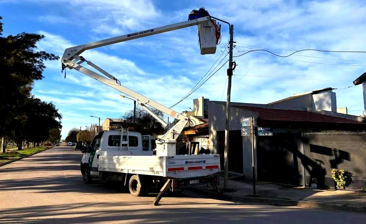 Alumbrado en Viedma: cuadrilla municipal con hidroelevador cambia una luminaria