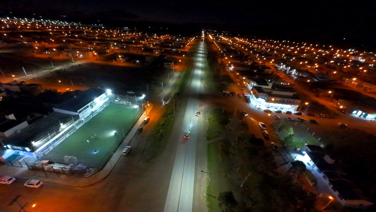 Alumbrado en Viedma: vista aérea nocturna de la ex Ruta 3 con luminarias LED