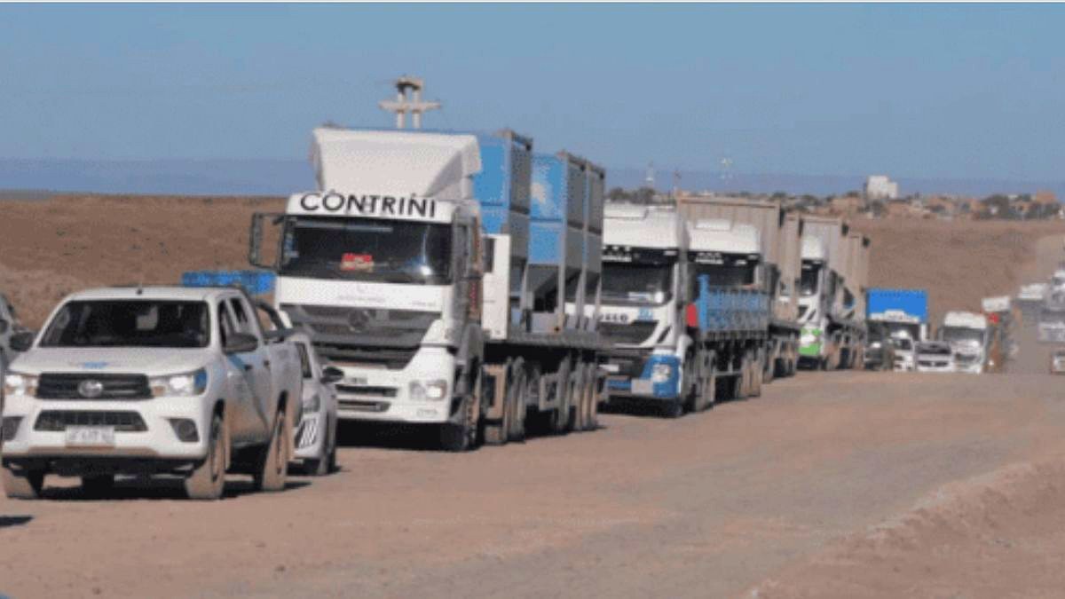 Arena para Vaca Muerta: camiones en fila en una ruta de acceso