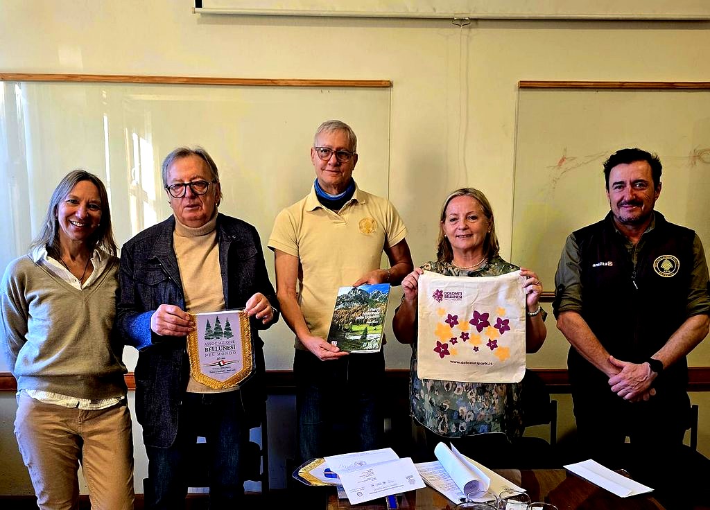 Representantes de Belluno y del Parque Nacional Nahuel Huapi intercambian regalos institucionales