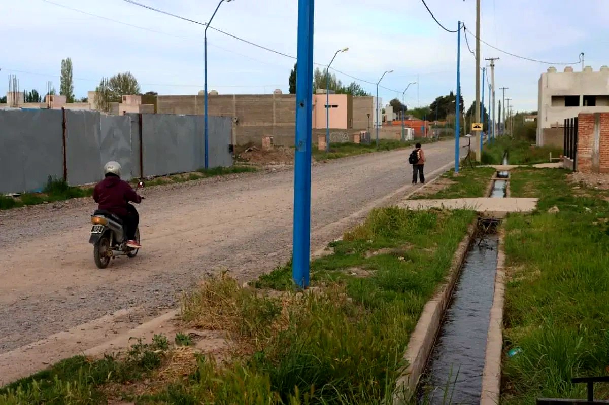 Calle Los Álamos de General Roca sin pavimento