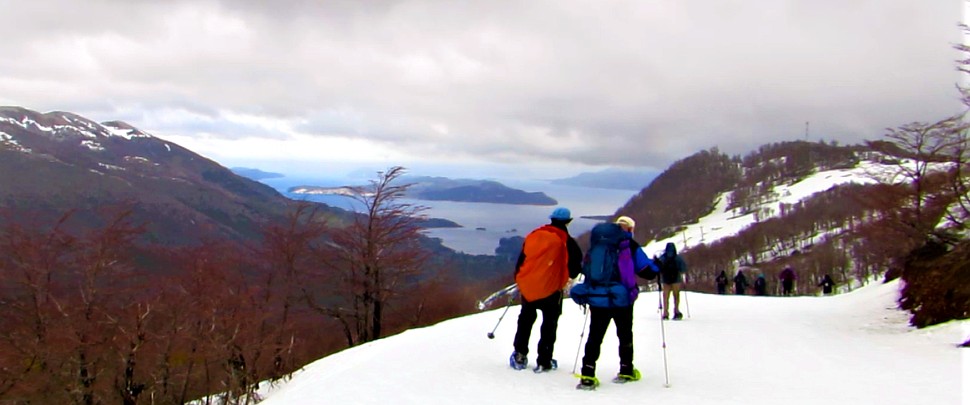Caminata con raquetas del Club Andino Bariloche sobre la nieve