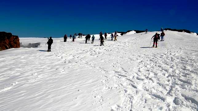 Grupo en caminata con raquetas sobre nieve en la cordillera