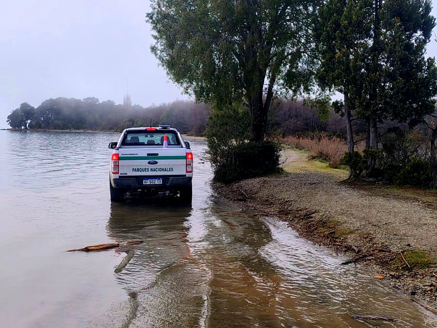 Cascada Los Alerces: camioneta de Parques Nacionales en el camino cubierto por el lago Mascardi en Playa Negra