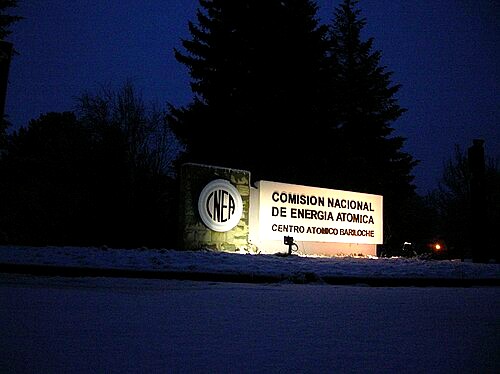 Cartel de entrada de la CNEA en el Centro Atómico Bariloche