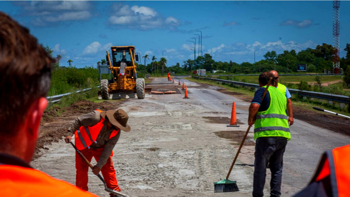 Bacheo en una ruta del corredor de la arena para Vaca Muerta