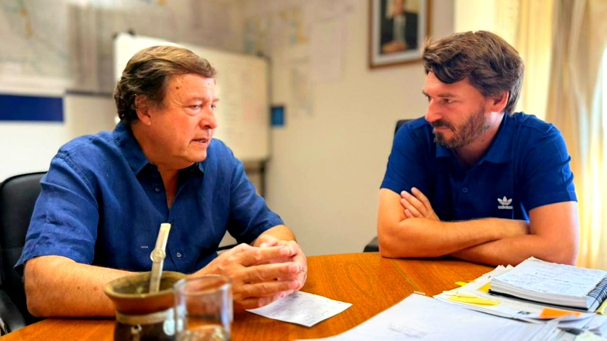 El intendente Rodrigo Buteler en una reunion de gestion municipal