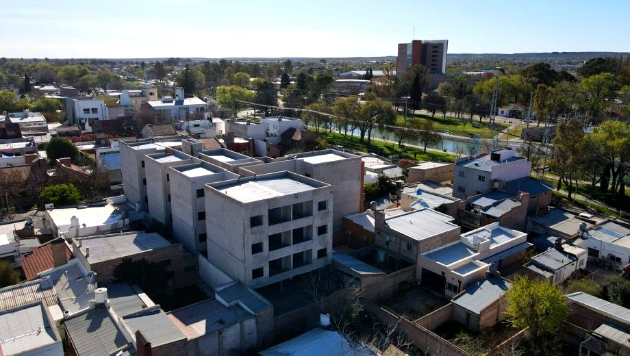 Vista aerea de un edificio en construccion en General Roca