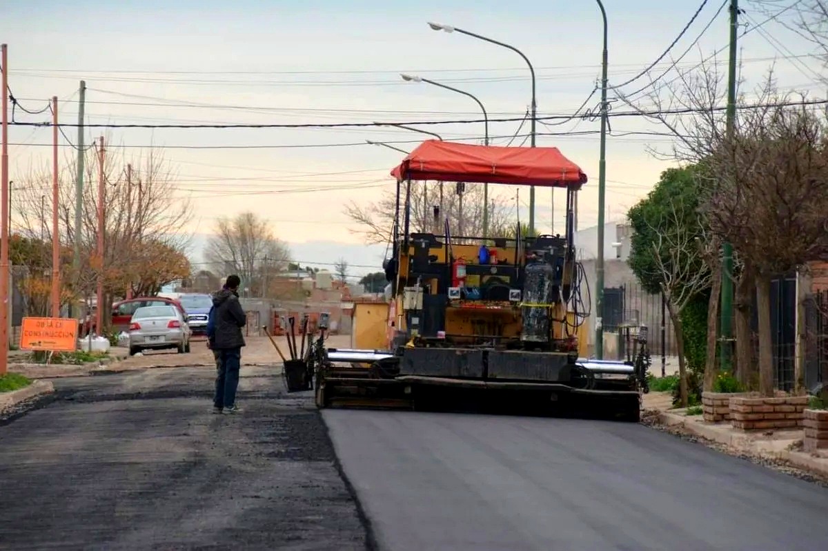 Maquina pavimentadora trabajando en una calle de Viedma
