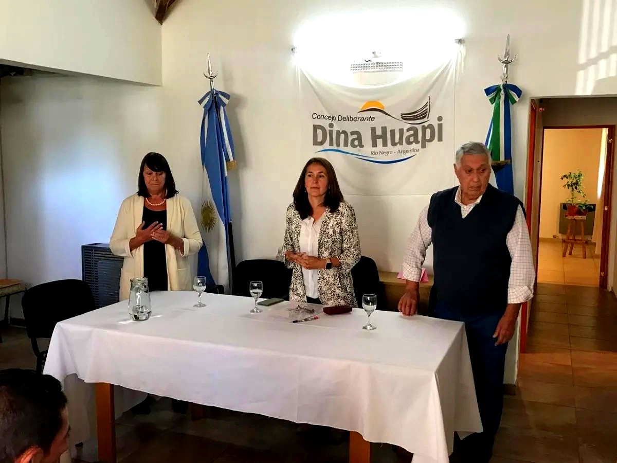 Autoridades en un acto en la sede del Concejo Deliberante de Dina Huapi