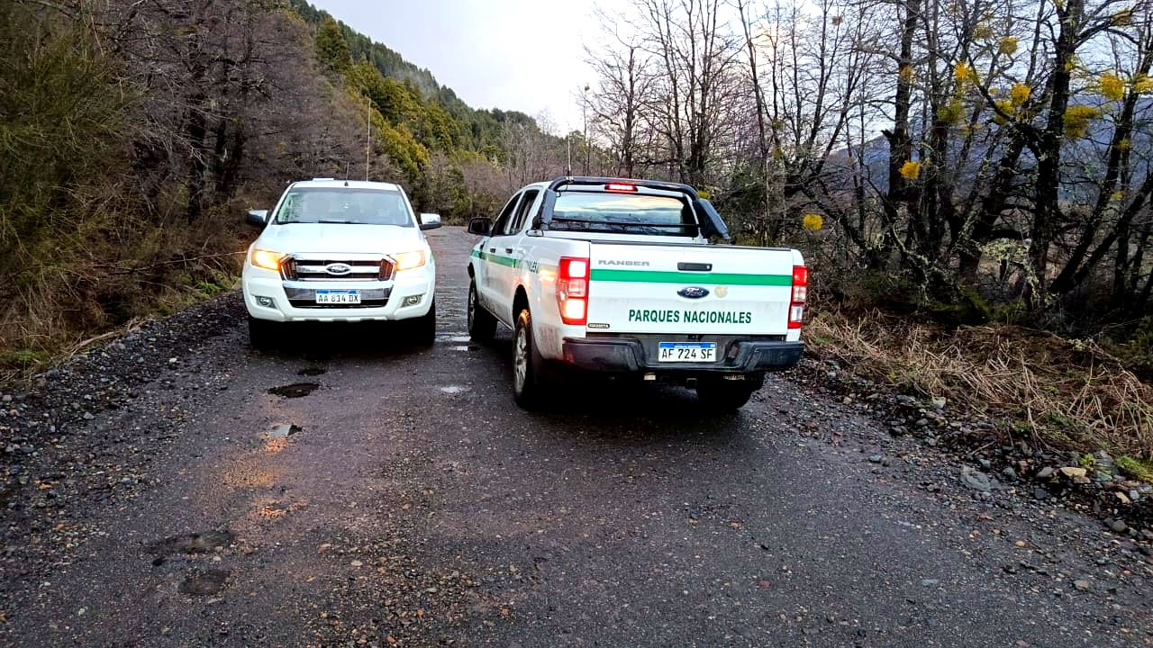 Emergencia climática en Bariloche: camionetas de Parques Nacionales en los caminos del Nahuel Huapi