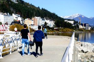 Falsos voluntarios: un proyecto en Bariloche propone multas y clausuras para hostels y restaurantes