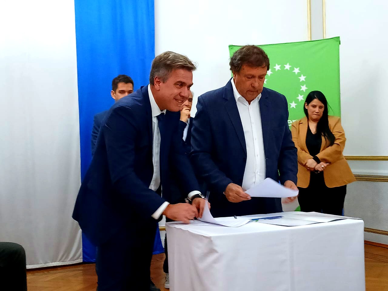 Firma de Bruno Pogliano y Alberto Weretilneck por la compensación financiera
