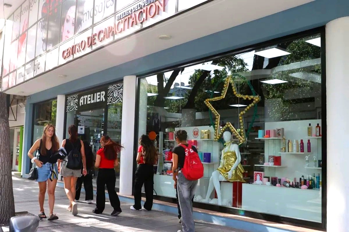 Vidriera de un comercio en el centro de General Roca