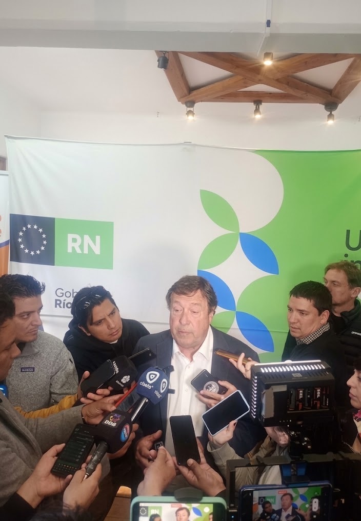 Weretilneck cruzó a los gremios por el IPROSS y presentó Bariloche a la Carta