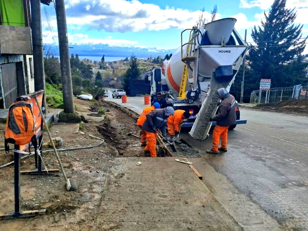 Hormigonado de la vereda en Pasaje Gutiérrez por la cuadrilla de Bacheo