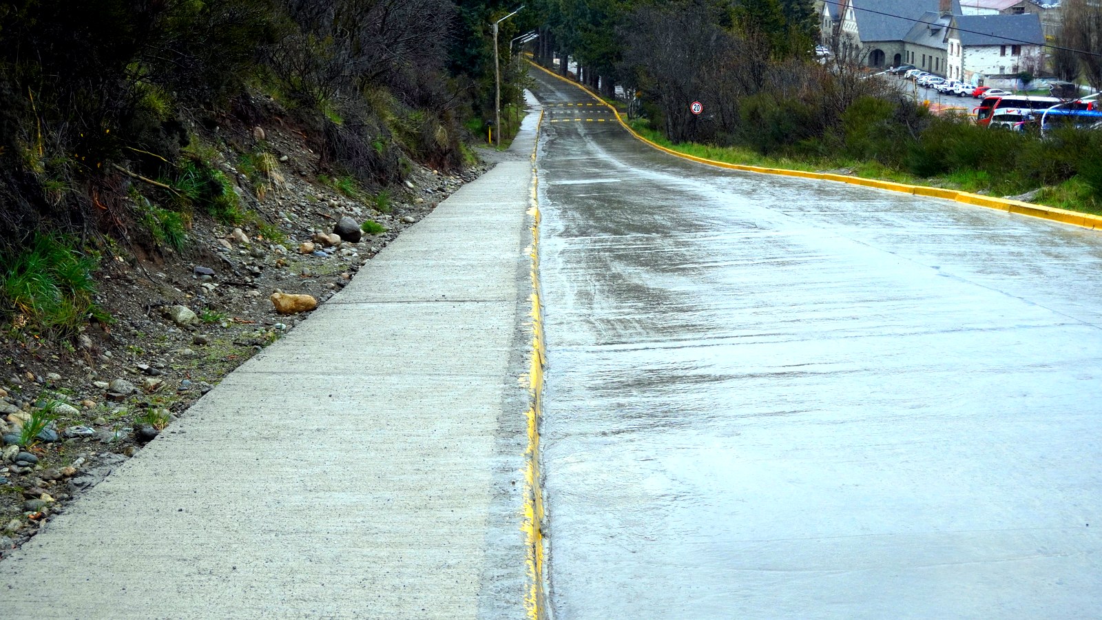 Vereda de calle Carriego en Bariloche, en medio del debate por el módulo fiscal