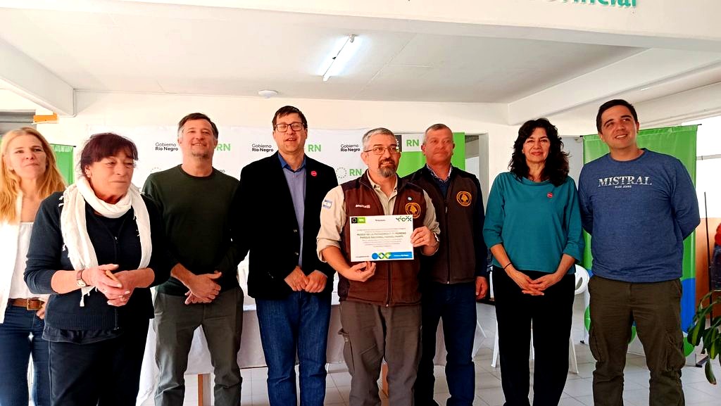 Eduardo Pérez recibe el reconocimiento para el Museo de la Patagonia