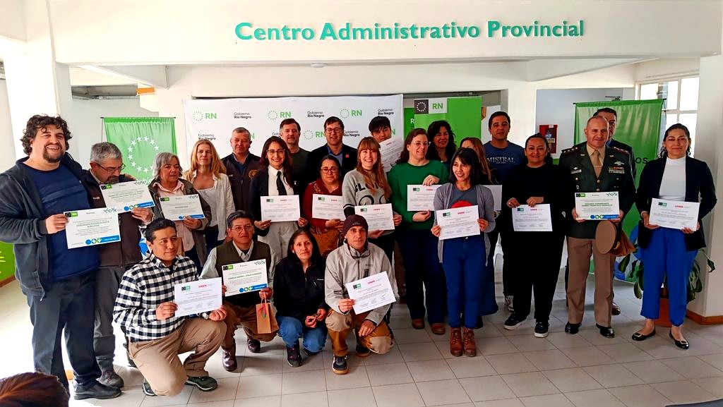 Equipo homenajeado junto a autoridades del Museo de la Patagonia