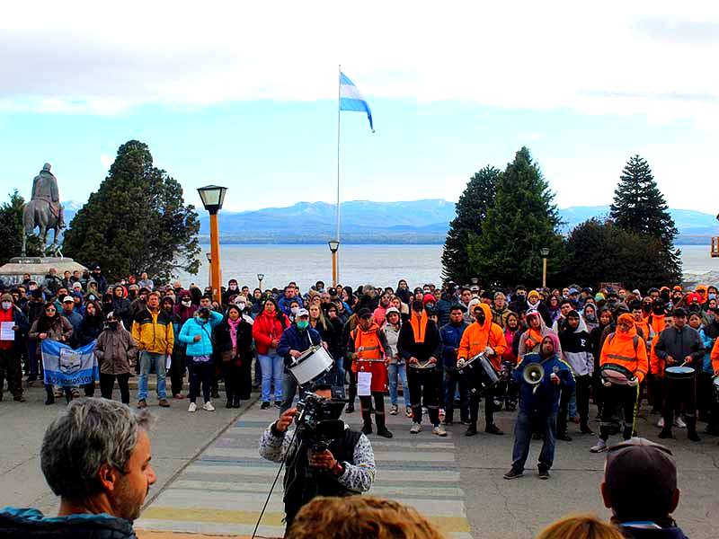 SOYEM Bariloche protesta frente al Centro Civico