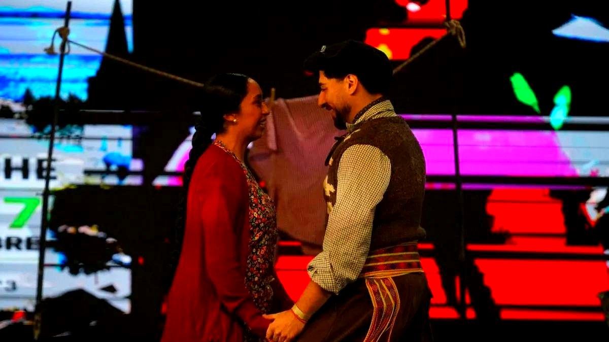Pre-Cosquín en Bariloche: pareja de baile tradicional en el escenario