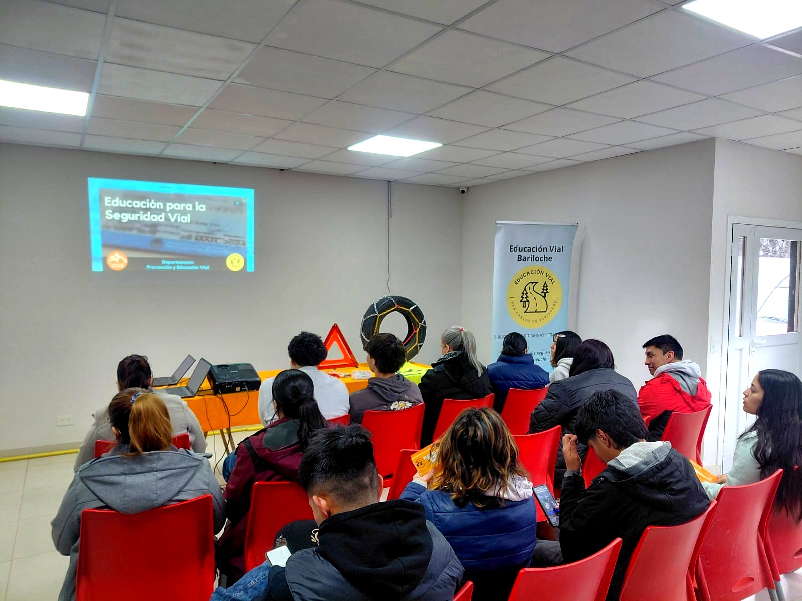 Servicios a la comunidad: capacitación de Educación Vial para la primera licencia de conducir en una junta vecinal