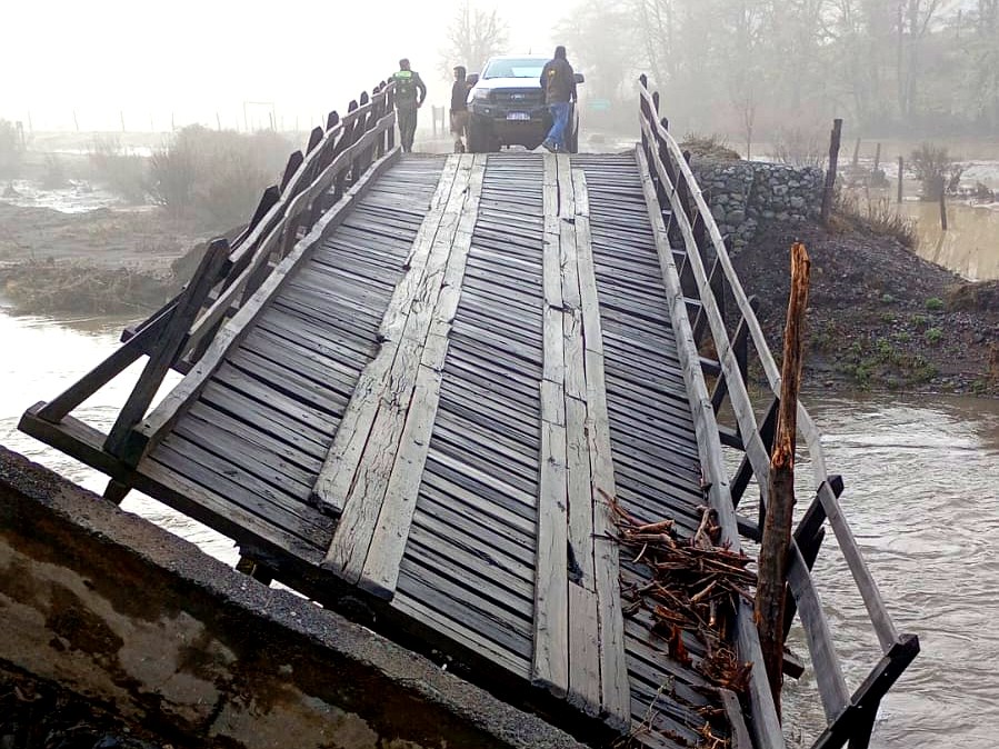 Puente de Pampa Linda dañado por la crecida del río Manso