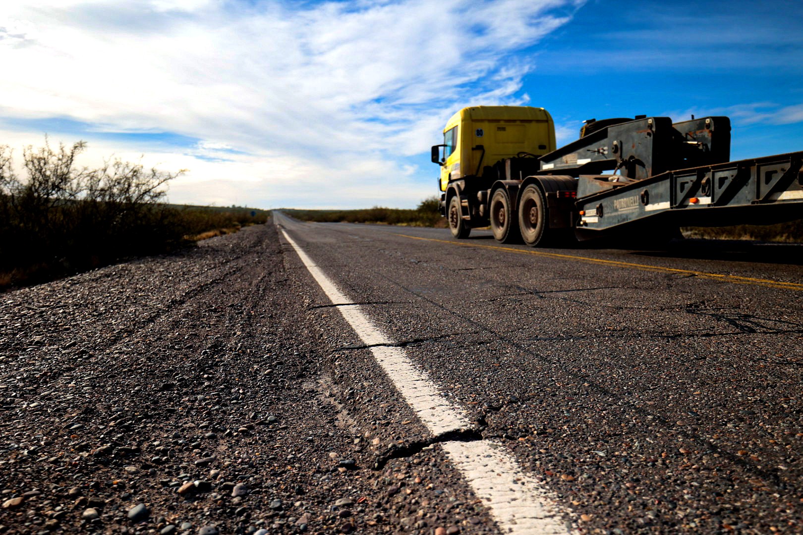 Camión circula sobre el pavimento deteriorado de la ruta 151