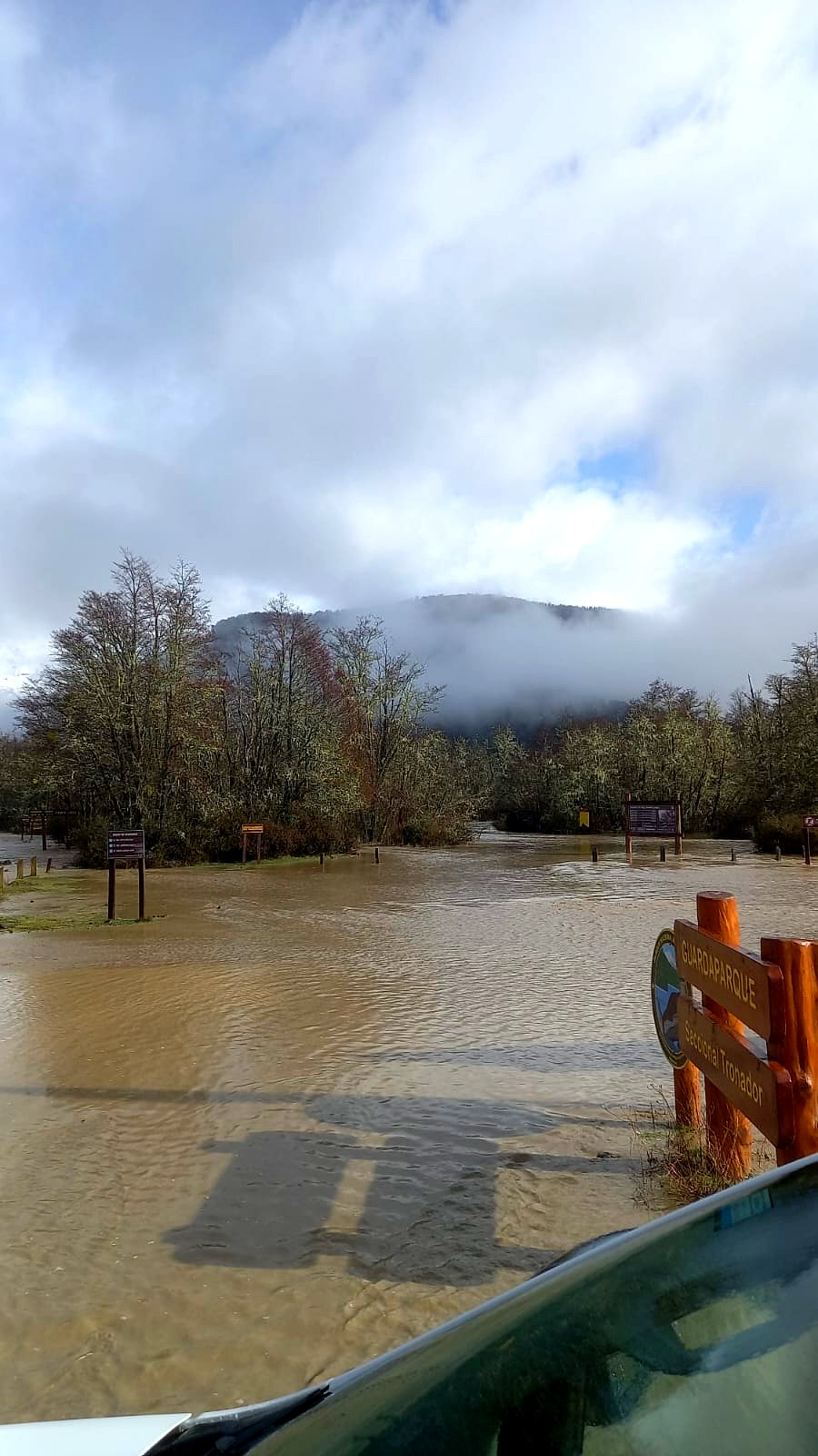 Puente de Pampa Linda: la Seccional Tronador inundada por el desborde del río Manso