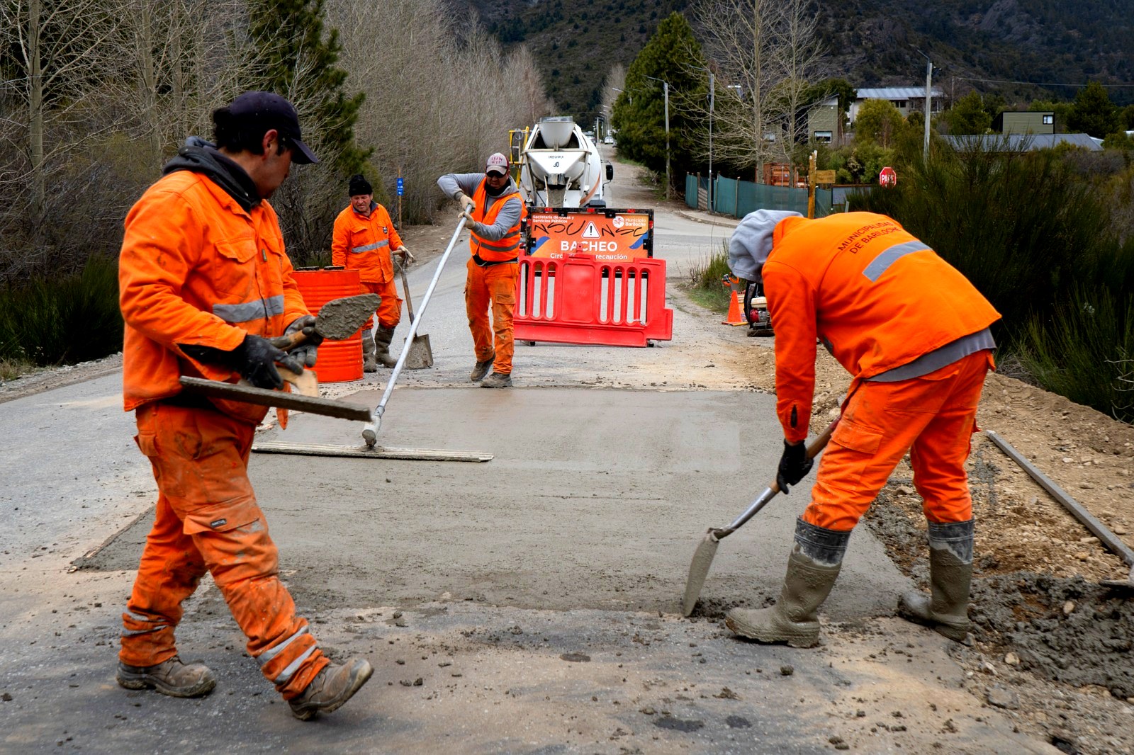 Servicios a la comunidad: obra de reductores de velocidad en la avenida de la Virreyna