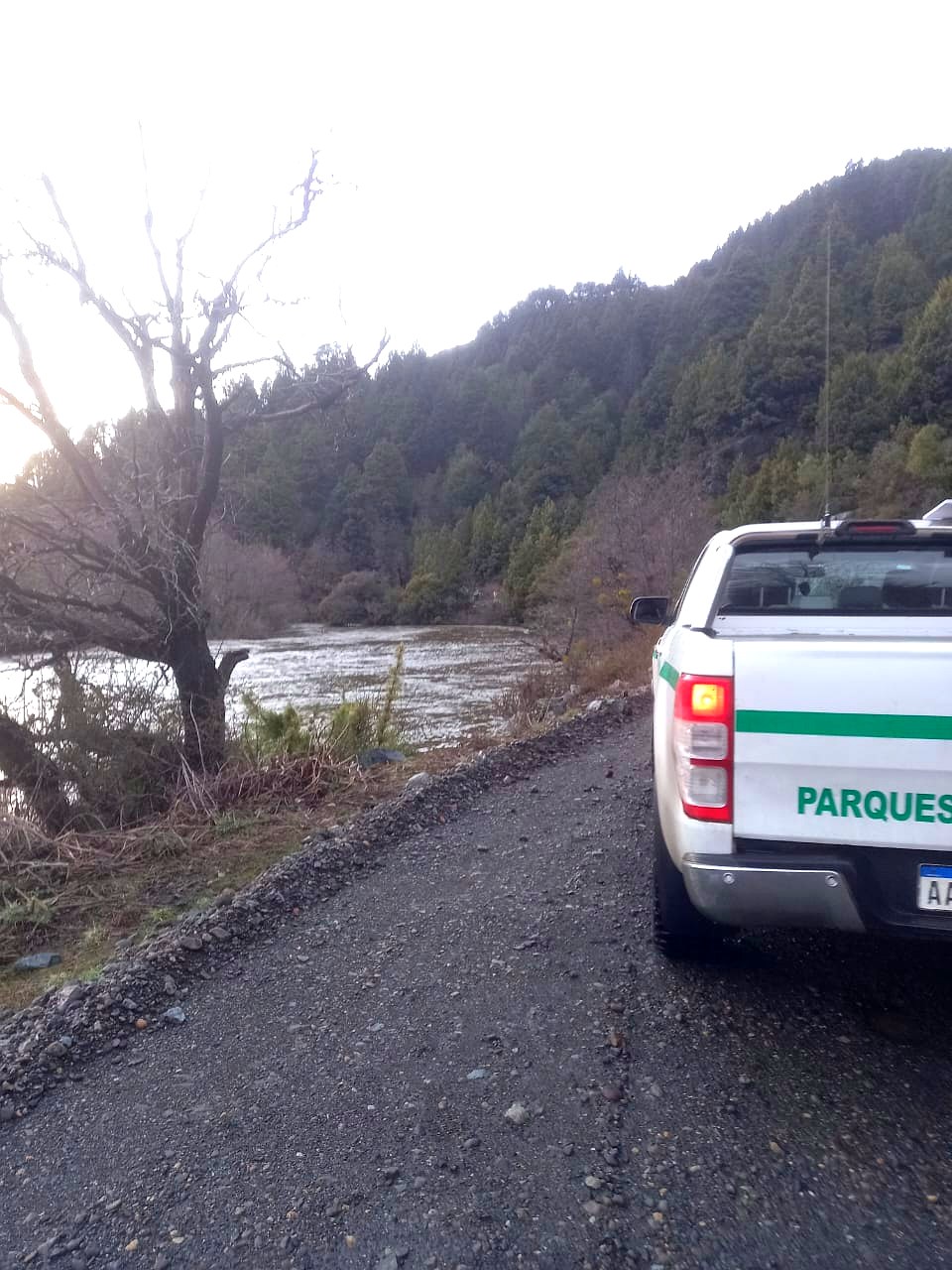 Río crecido junto a un camino del Parque Nacional Nahuel Huapi durante el alerta roja